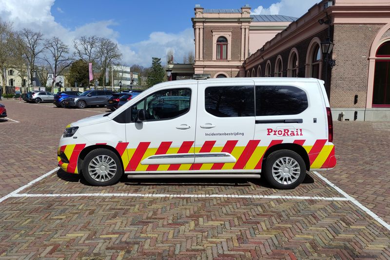 Museumlocomotief 605 van het Spoorwegmuseum herspoord door Incidentenbestrijders van ProRail